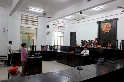 Vợ chồng cũ giải quyết mâu thuẫn, người bị thương, kẻ vào tù
