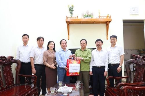 Phó Chủ tịch Thường trực UBND tỉnh Tống Thanh Hải tặng quà cho người có công với cách mạng