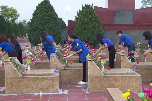 Tuổi trẻ huyện Văn Quan thắp nến tri ân các anh hùng liệt sĩ