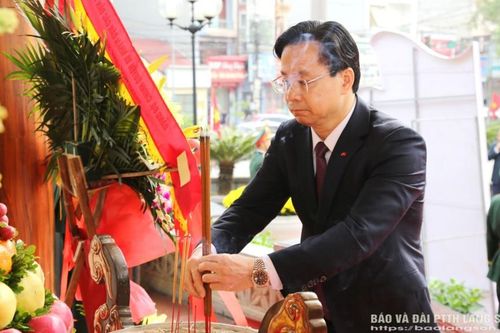 Đoàn Đại biểu tỉnh Lạng Sơn: Dâng hương kỷ niệm 50 năm ngày Giải phóng miền Nam, thống nhất đất nước
