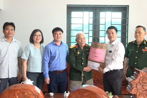 Văn Lãng thăm hỏi, tặng quà cựu chiến binh tham gia chiến dịch Hồ Chí Minh