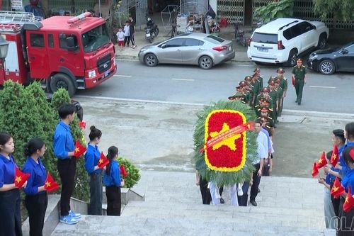 Hơn 300 đoàn viên, thanh niên thắp nến tri ân các anh hùng liệt sĩ