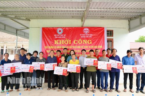 Trao hỗ trợ kinh phí xây dựng nhà ở và sinh kế cho ngư dân có hoàn cảnh khó khăn