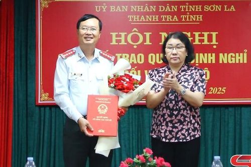 Hội nghị công bố và trao quyết định nghỉ hưu đối với cán bộ
