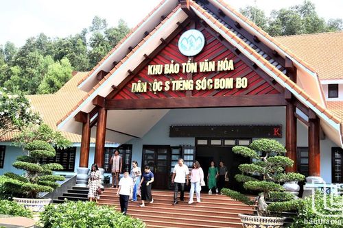Lửa lồ ô thắp sáng Bom Bo