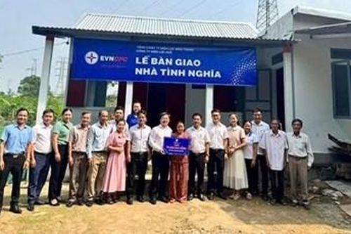 Công ty Điện lực Huế bàn giao 2 ngôi nhà tình nghĩa cho hộ nghèo