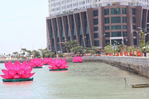 Hạ thủy 7 đóa sen trên dòng sông Cái (Khánh Hòa)
