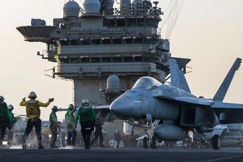 Tàu sân bay Mỹ né tên lửa Houthi khiến tiêm kích F/A-18 rơi xuống biển