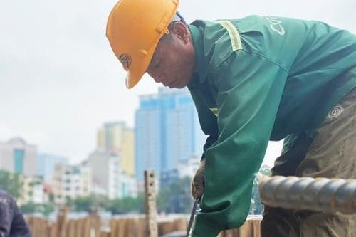 Bị phản ánh dùng cát đen đổ bê tông, các nhà thầu nói gì?