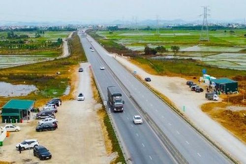 Trạm dừng nghỉ cao tốc chưa có cây xăng, lái xe tiếp nhiên liệu ở đâu?
