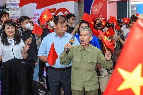 Ga Hà Nội rợp cờ Tổ quốc, đón hàng nghìn khách đi tàu dịp lễ 30/4