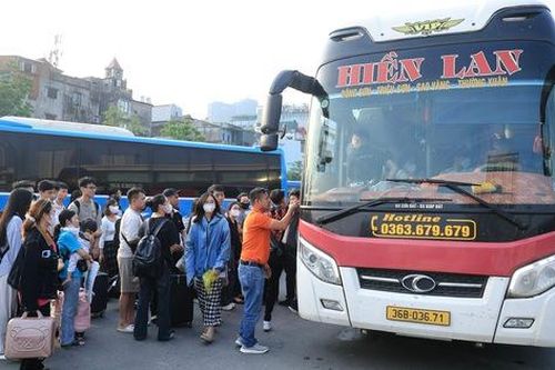 Người dân ùn ùn đổ ra bến xe chiều tối trước kỳ nghỉ lễ 30/4