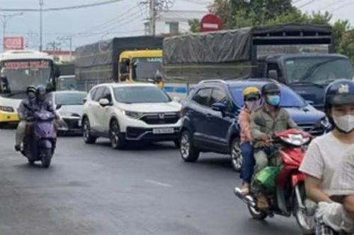 Hàng nghìn phương tiện đổ về miền Tây, cầu Rạch Miễu 3 lần xả trạm thu phí