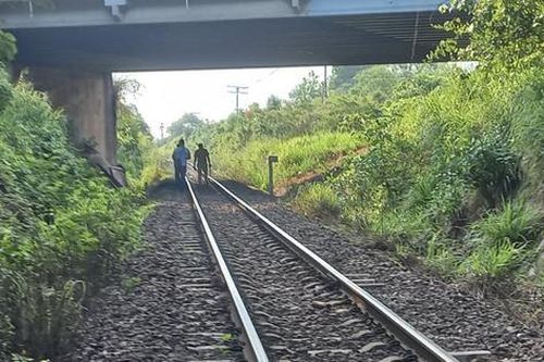 Bản tin TNGT 29/4: Băng qua đường sắt lúc rạng sáng, người đàn ông bị tàu tông tử vong
