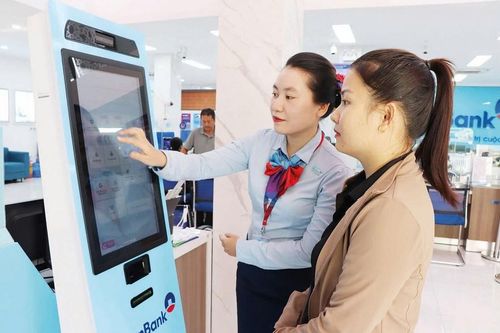 Công nghệ 'lên ngôi', nhân sự ngân hàng vào vòng xoáy tái cấu trúc