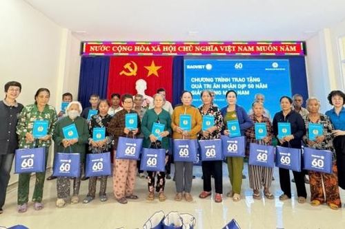 Công đoàn Bộ Tài chính tặng quà gia đình chính sách nhân Kỷ niệm 50 năm Ngày Giải phóng miền Nam