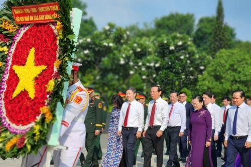 Lãnh đạo TP Hồ Chí Minh dâng hương tưởng niệm các Anh hùng, Liệt sĩ