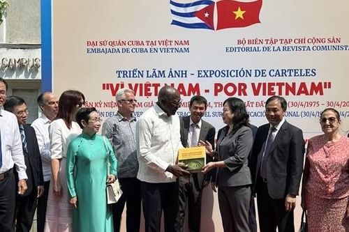 Triển lãm ảnh 'Vì Việt Nam - Por Vietnam'
