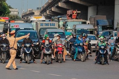 Cửa ngõ phía Nam đông nghịt, CSGT ứng trực điều tiết chống ùn tắc
