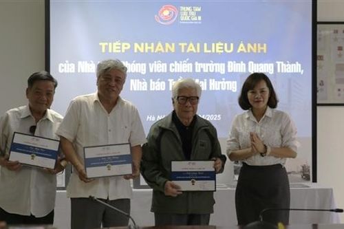 Các nhà báo chiến trường trao tặng loạt tác phẩm nhiếp ảnh quý về ngày 30/4