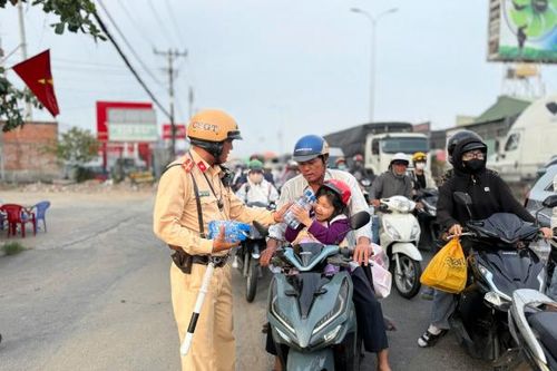 Dấu ấn đẹp của CSGT dịp Kỷ niệm 50 năm Ngày Giải phóng miền Nam