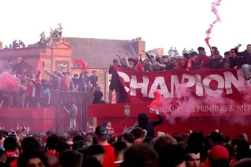 CĐV Liverpool ăn mừng chức vô địch Premier League lần thứ 20