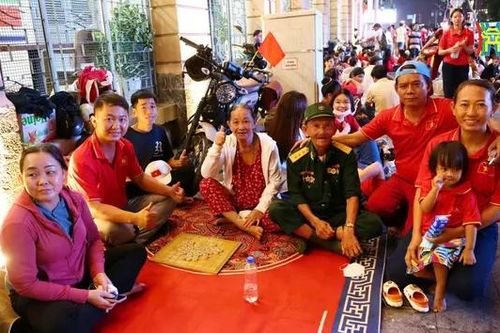 Người dân dựng lều, trải bạt chờ xem diễu binh