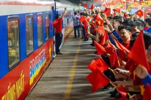 Hai 'Đoàn tàu Thống Nhất' lăn bánh từ hai đầu đất nước