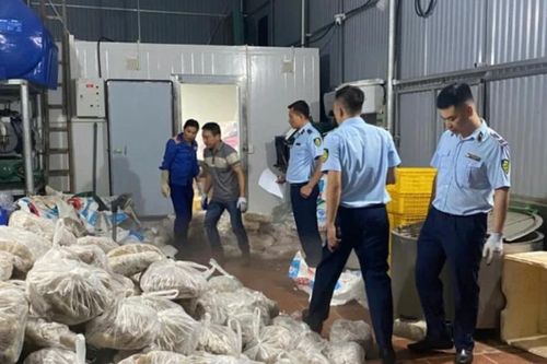 Lại phát hiện hàng chục tấn thực phẩm không rõ nguồn gốc