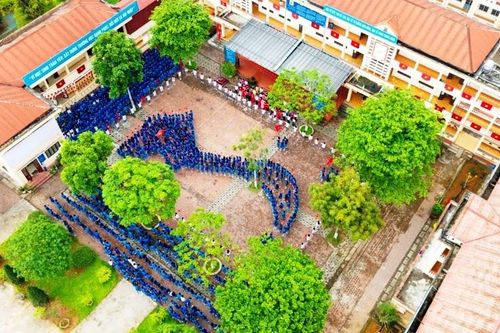 Gần 500 học sinh Lào Cai xếp hình bản đồ Tổ quốc trên sân trường