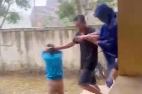 Cô giáo bị phụ huynh xông vào trường hành hung