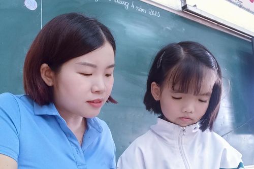 Cô giáo Hà Thị Huyên và hành trình cảm động cùng học trò bị não úng thủy giành giải chữ đẹp
