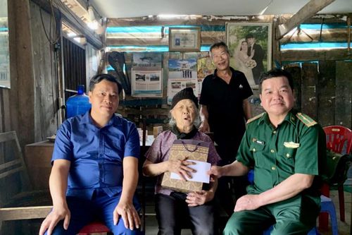 Đồn Biên phòng Quang Long tặng quà người có công với cách mạng