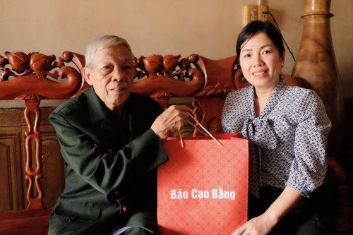 Báo Cao Bằng thăm, tặng quà cựu chiến binh tham gia Chiến dịch Hồ Chí Minh