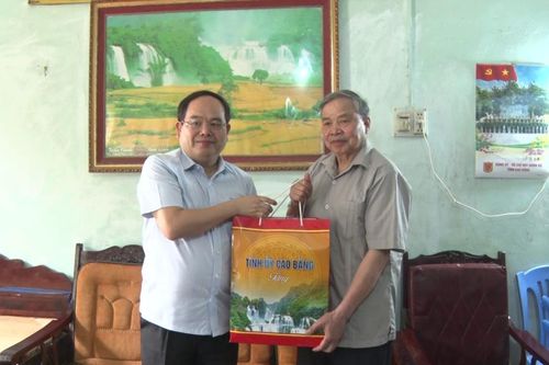 Bí thư Tỉnh ủy Quản Minh Cường thăm, tặng quà Anh hùng Lực lượng vũ trang nhân dân Hoàng Văn Thượng