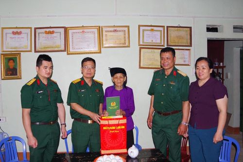 Thăm, tặng quà gia đình chính sách tại huyện Quảng Hòa, Thạch An, Trùng Khánh và Thành phố
