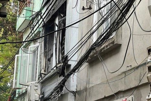 Clip: Khoảnh khắc đau lòng khi biển lửa bao trùm căn nhà khiến 3 người tử vong ở Hà Nội