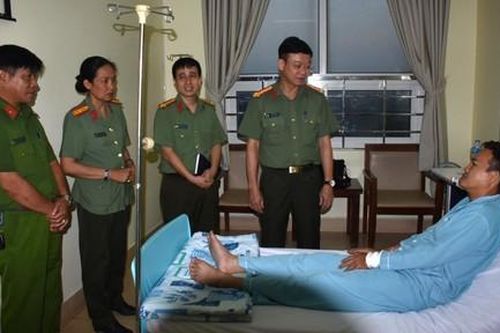 Thăm hỏi, động viên Đại úy Công an bị đâm trọng thương khi vây bắt kẻ trộm