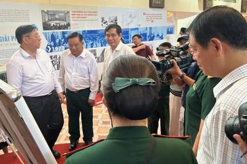 Trưởng Ban Tuyên giáo và Dân vận Trung ương tham quan triển lãm '50 năm vang mãi bản hùng ca'