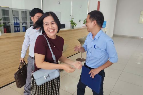 Chủ nhân tờ vé số trúng giải đặc biệt bị rách nhận tiền trúng thưởng