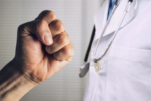 Bác sỹ cứu người, nhưng ai cứu nổi bác sỹ khỏi những kẻ côn đồ?