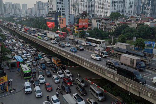 Vạn người rời phố, xe cộ chôn chân nhiều giờ ở cửa ngõ Hà Nội