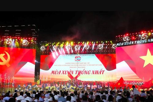 NSND Tự Long, Soobin và hơn 1.000 nghệ sĩ hát về 'Mùa xuân thống nhất'