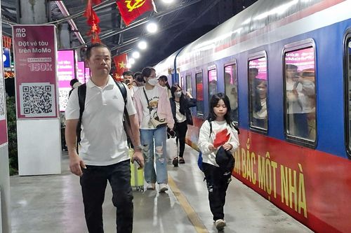 Đoàn tàu đặc biệt tái hiện hình ảnh Bắc-Nam thống nhất một nhà