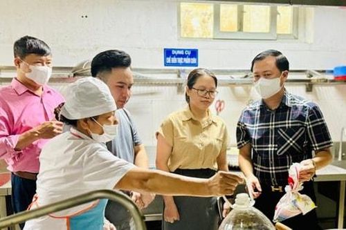 Kiểm tra đột xuất bếp ăn tập thể, yêu cầu sớm khắc phục các vi phạm an toàn thực phẩm