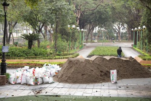 Quận Cầu Giấy: Kiểm tra thông tin cải tạo Công viên Nghĩa Đô sử dụng cát đen làm bê tông