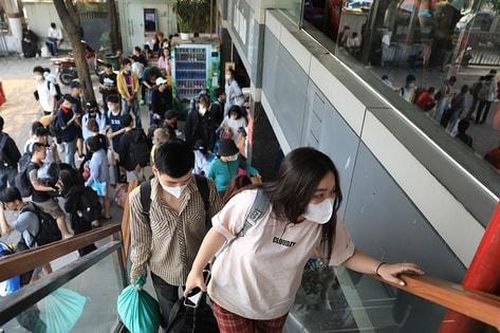 Người dân ùn ùn về quê nghỉ lễ, đường phố 'chật như nêm'