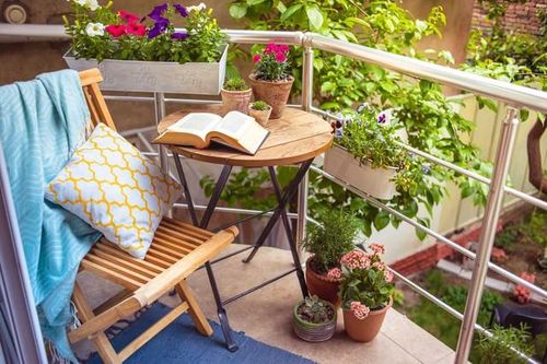 Mách bạn ý tưởng trang trí góc ban công thư giãn tại nhà đón hè mát rười rượi