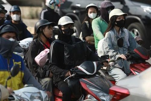 Người dân ùn ùn 'rời' Hà Nội dịp nghỉ lễ