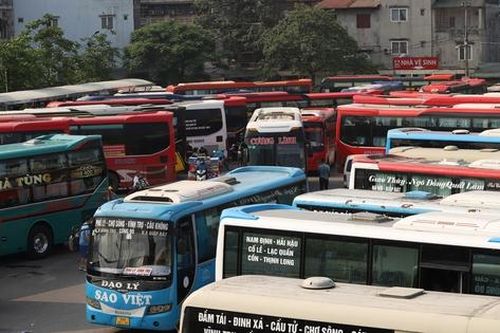 Dòng người ùn ùn đổ về bến xe trước nghỉ lễ 30/4, nhà xe tăng chuyến ứng phó